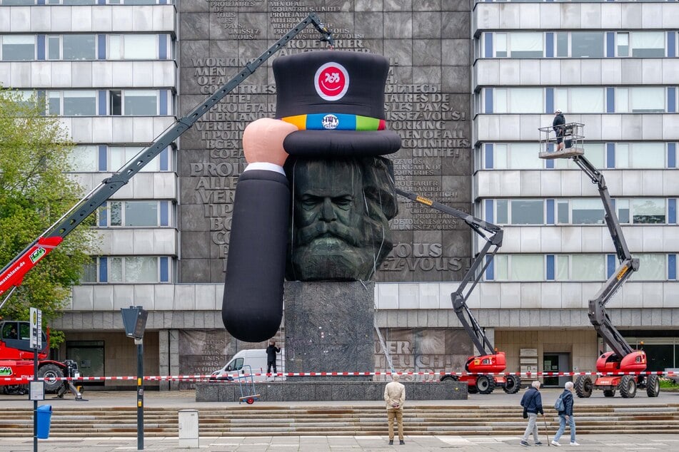 Ein Hingucker: Dem Nischel wurde am Donnerstag wieder ein gigantischer Hut aufgesetzt.