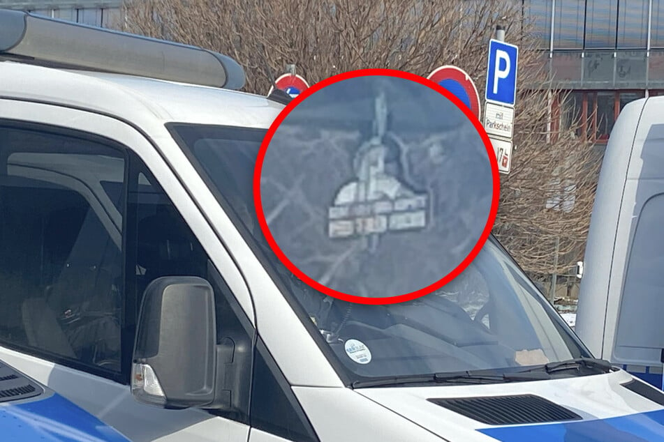 Der Duftbaum mit fragwürdigem Motiv baumelte am Rückspiegel dieses Polizeiautos aus Sachsen-Anhalt.