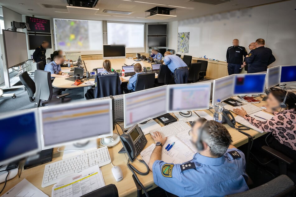 Blick ins Lagezentrum der Chemnitzer Polizei: Hier gehen die Notrufe ein.