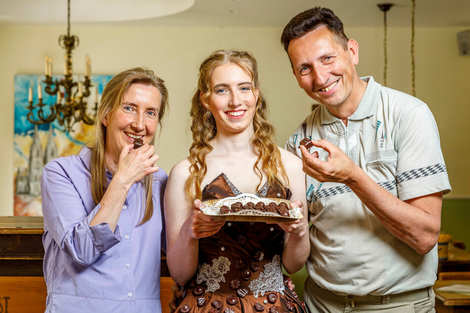 Das Dresdner Schokoladenmädchen Julia Fuchs (17, Mitte) nascht mit Mama Gaby (51) und Papa Tobias (53) von den selbst gemachten Pralinen.