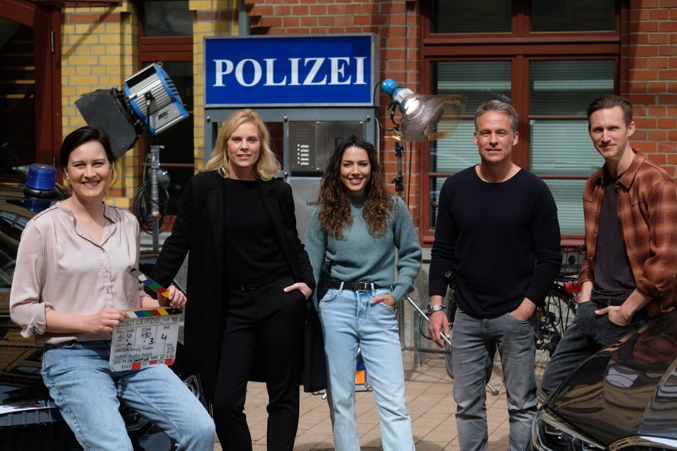 Katharina Rietz (v.l.n.r.), Filmproduzentin, sowie die Darsteller Melanie Marschke, Amy Mußul, Marco Girnth und Johannes Hendrik, Kommissare der Fernsehserie "Soko Leipzig", stehen beim Pressetermin beisammen.