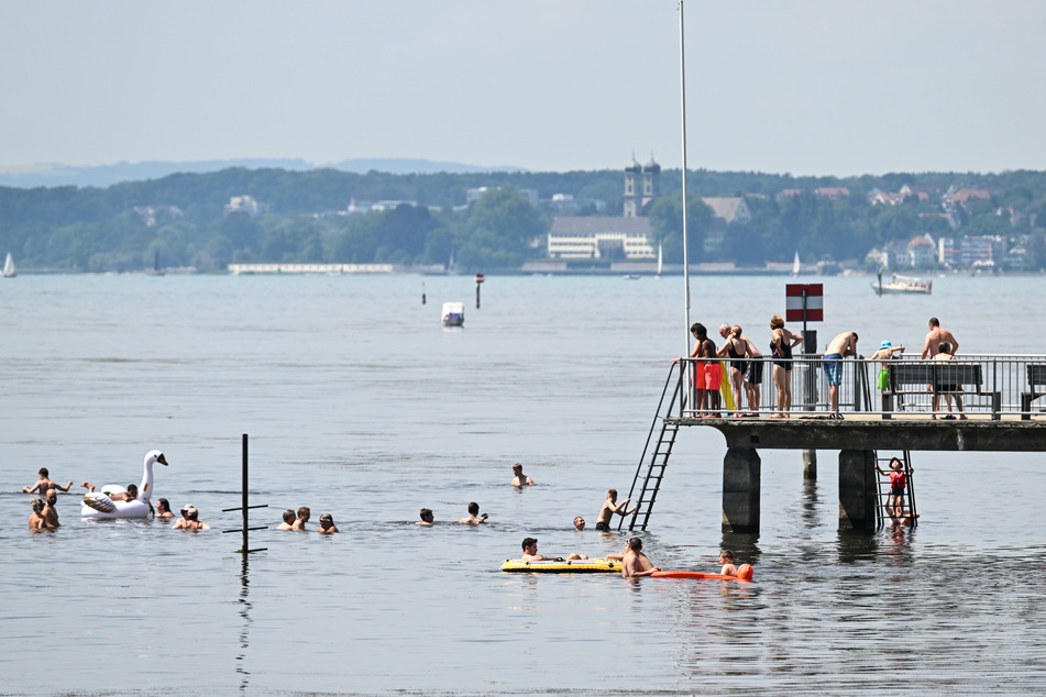 Die Hitzewelle am Wochenende ließ sich für viele nur in der Nähe eines Gewässers aushalten. So auch hier im Frei- und Strandbad in Langenargen Am Bodensee.