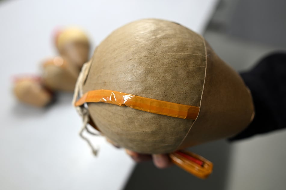 Kugelbomben wie diese dürfen nur durch professionelle Pyrotechniker gekauft und erst nach behördlicher Erlaubnis gezündet werden. (Symbolbild)