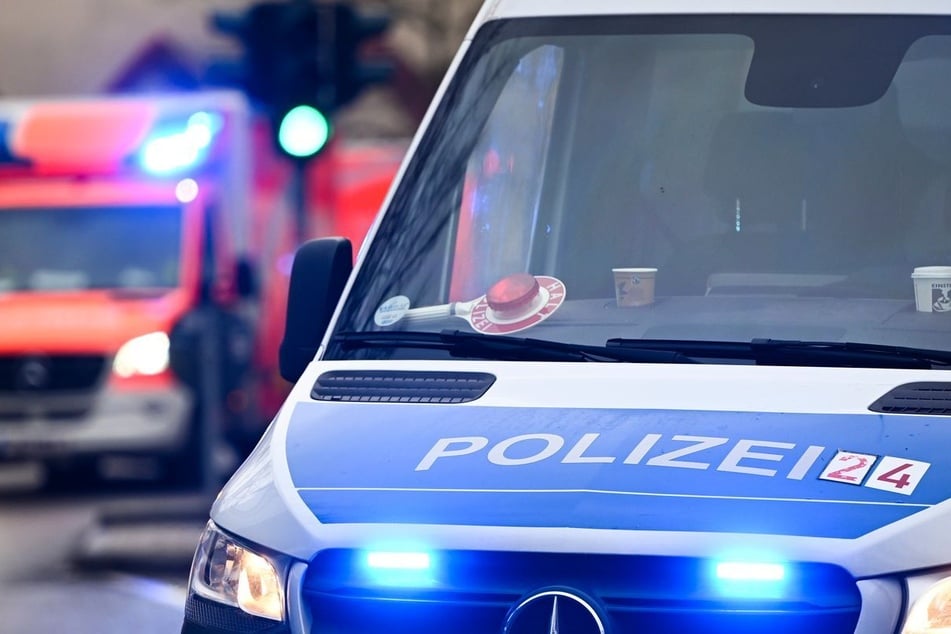 Die Polizei und der Rettungsdienst rückten an. (Symbolbild)