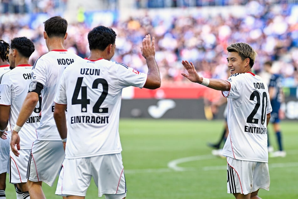 Ritsu Doan (r.) brachte Eintracht Frankfurt gegen die TSG Hoffenheim mit seinem Doppelpack auf die Siegerstraße.