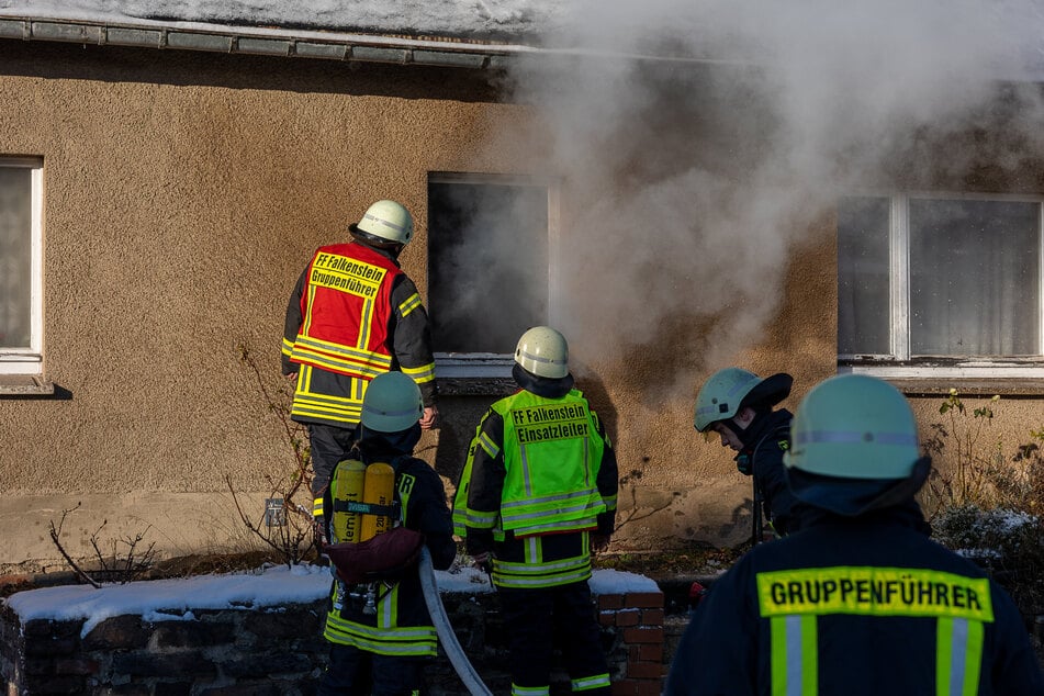 In einem Einfamilienhaus in Falkenstein kam es am Freitagvormittag zu einem Brand. Das Haus ist aktuell unbewohnbar. Der Bürgermeister organisierte für die Anwohnerinnen kurzfristig eine Ersatzwohnung.