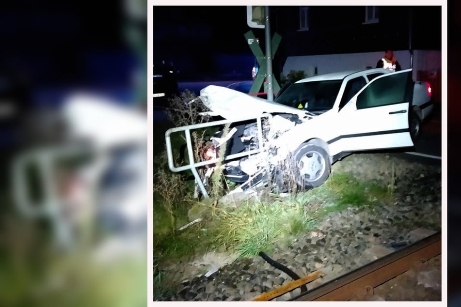 Der Wagen war von der Bahn erfasst und zur Seite geschleudert worden. Dabei verletzte sich die 17-jährige Beifahrerin und musste anschließend in ein Krankenhaus gebracht werden.