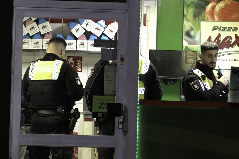 Die Polizei fahndete am Abend erfolglos nach dem Tatverdächtigen.