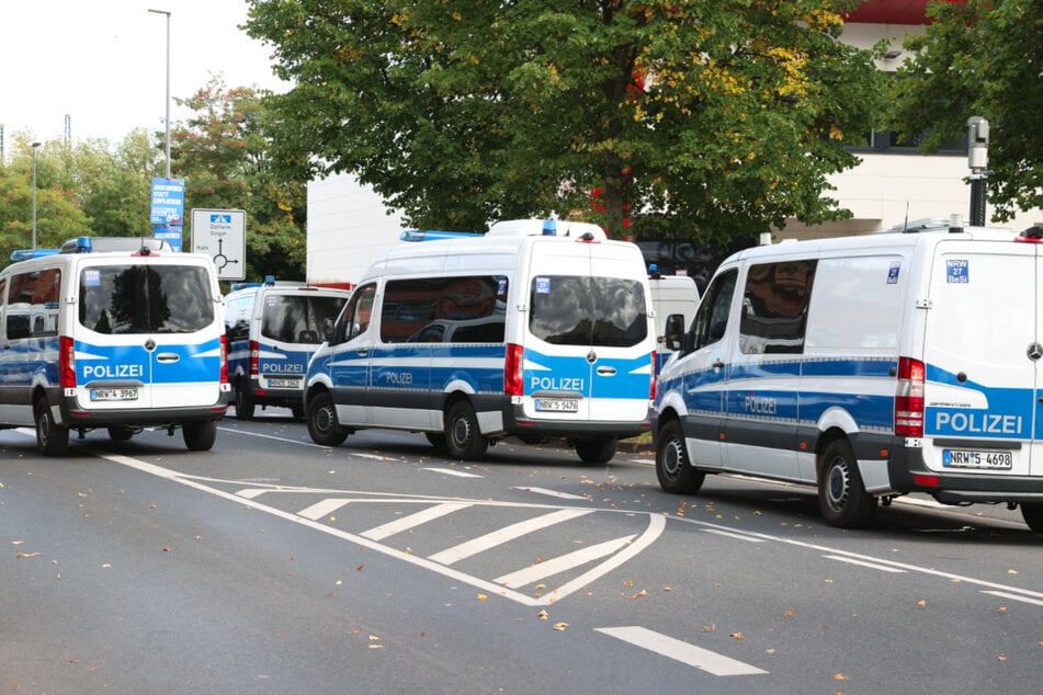 Die Bereitschaftspolizei ist am Freitagnachmittag mit zahlreichen Kräften vor der Deutz AG im Einsatz.