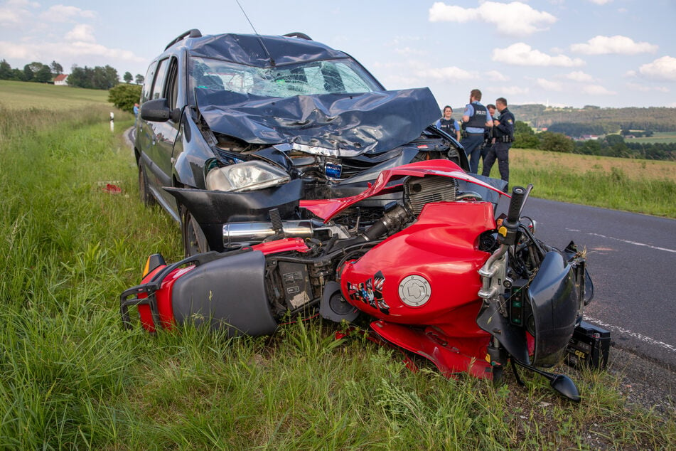 Verhängnisvolles Überholmanöver: Biker rast frontal in Dacia und ist sofort tot