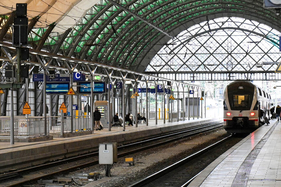 Die IC-Züge zwischen Dresden und Berlin werden aufgrund von Bauarbeiten ab Freitagabend umgeleitet. (Archivbild)