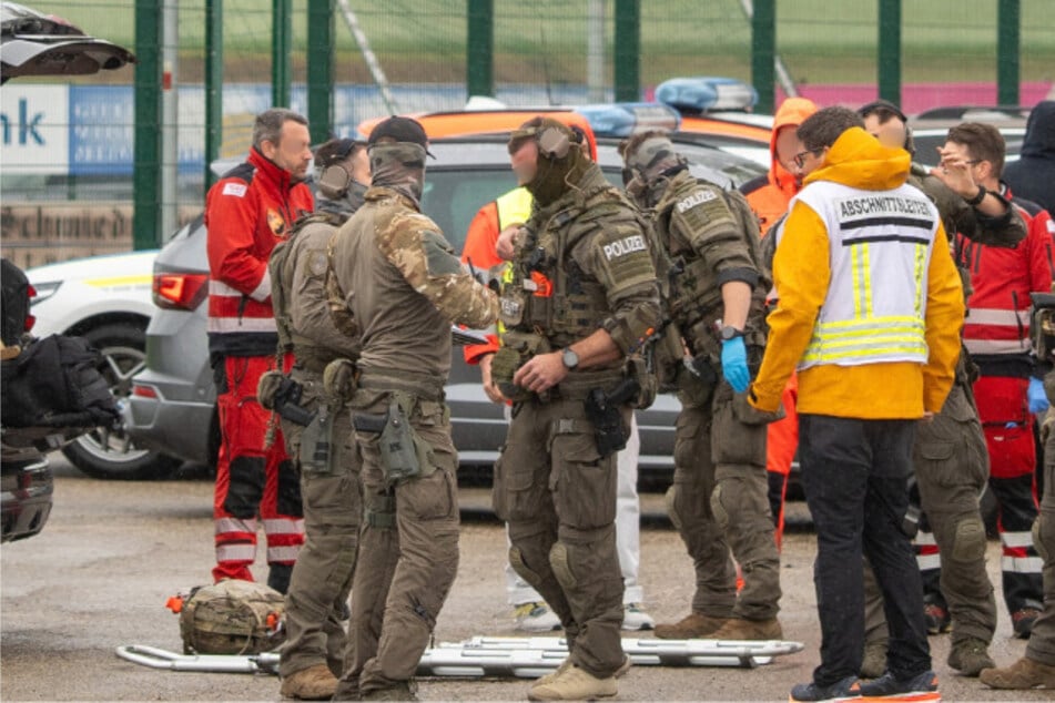 Polizei und SEK sowie mehrere Einsatzkräfte sind vor Ort.