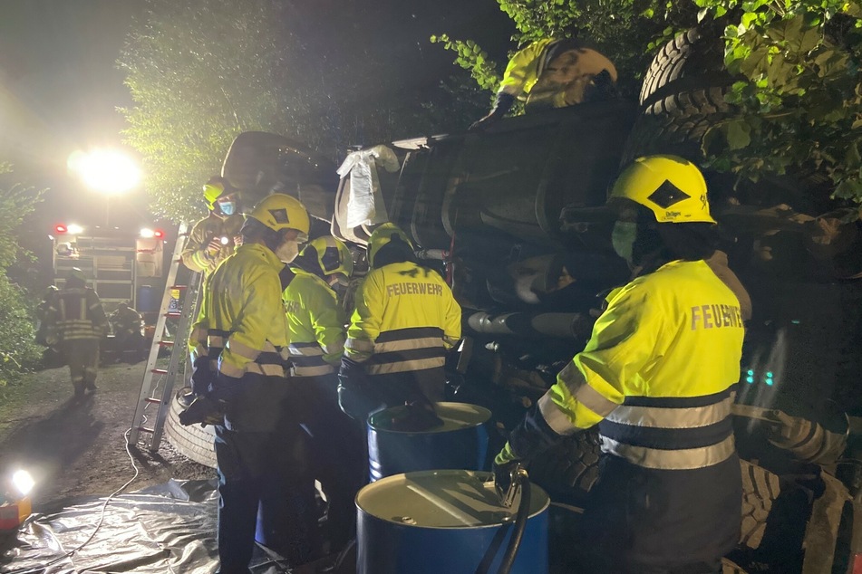 Die Feuerwehr stoppte zunächst den weiteren Austritt von Kraftstoff sowie Hydrauliköl. Noch in der Nacht wurden die Tanks des Lasters leergepumpt.