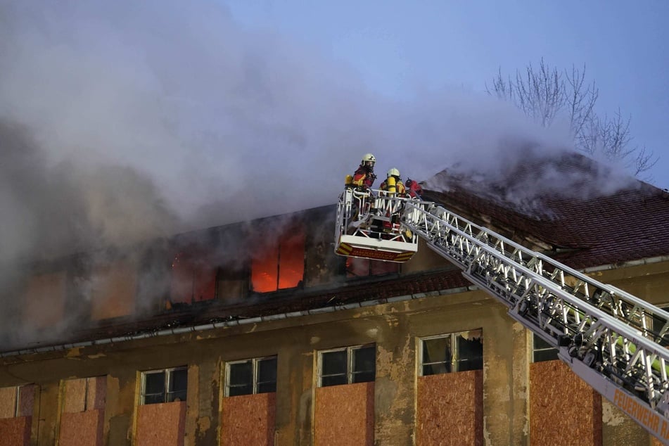 Flammen schlugen zwischenzeitlich sogar aus den Fenstern.