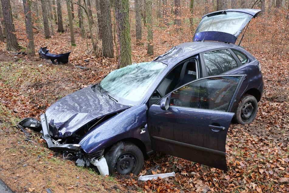 Auto kommt von Straße ab und kracht in Bäume