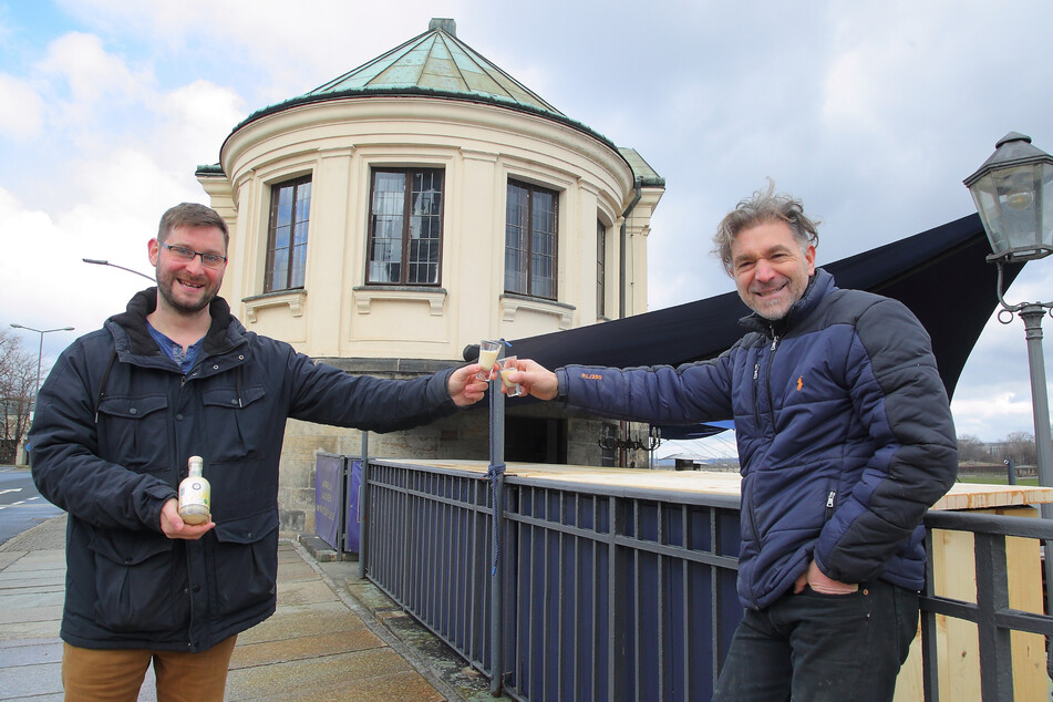 "DeZiesche"-Chef Lars Ziesche (35) stößt nach der Belieferung mit "Kobalt"-Clubchef Clemens Lutz (50, r.) an.