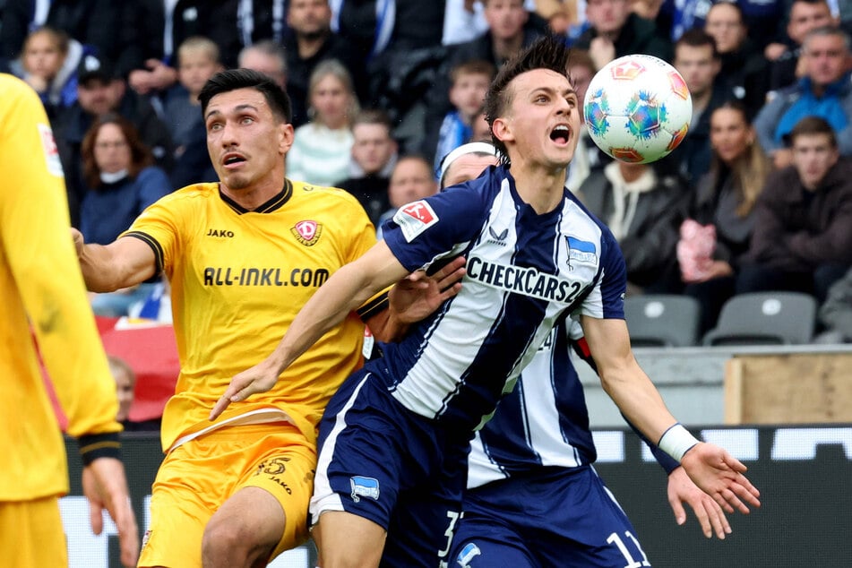 In dieser Szene stoßen Claudio Kammerknecht (l.) und Mihal Karbownik (r.) zusammen. Es gab einen Elfmeter, den man pfeifen kann, aber bei Weitem nicht muss.