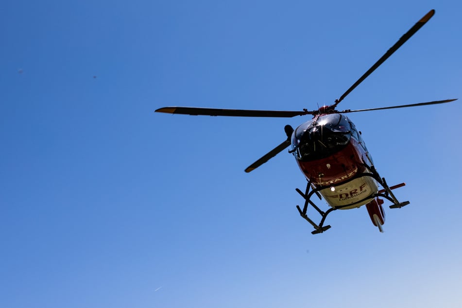 Mit einem Rettungshubschrauber wurde die Zwölfjährige in eine Klinik geflogen. (Symbolbild)