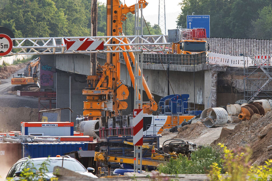 Ein Baustellenbereich an der Salzbachtalbrücke. Wegen möglicher Probleme mit der Statik ist die Autobahn-66-Brücke über das Salzbachtal in Wiesbaden bereits am Freitag komplett für den Verkehr gesperrt worden.