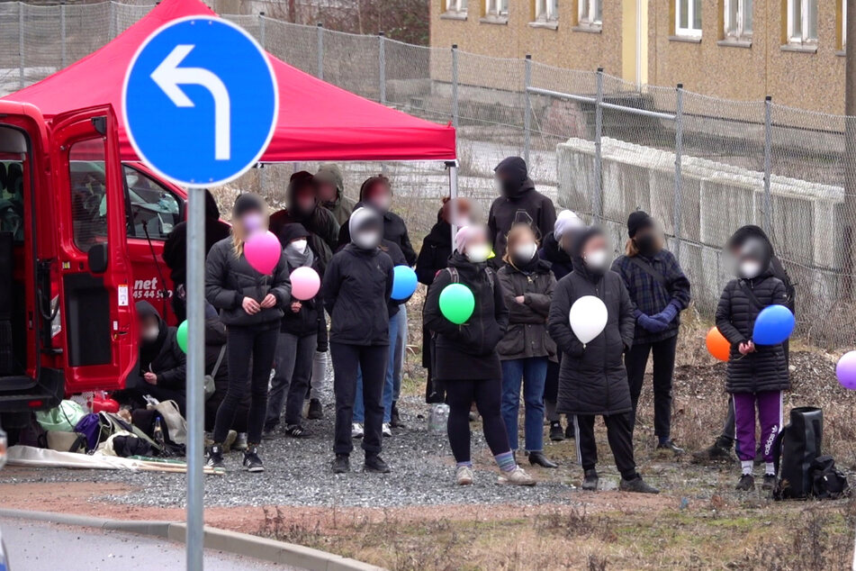 Geburtstagsparty für die inhaftierte Lina E. (28): Etliche Sympathisanten fanden sich am Sonntag vor dem Frauenknast in Chemnitz ein.
