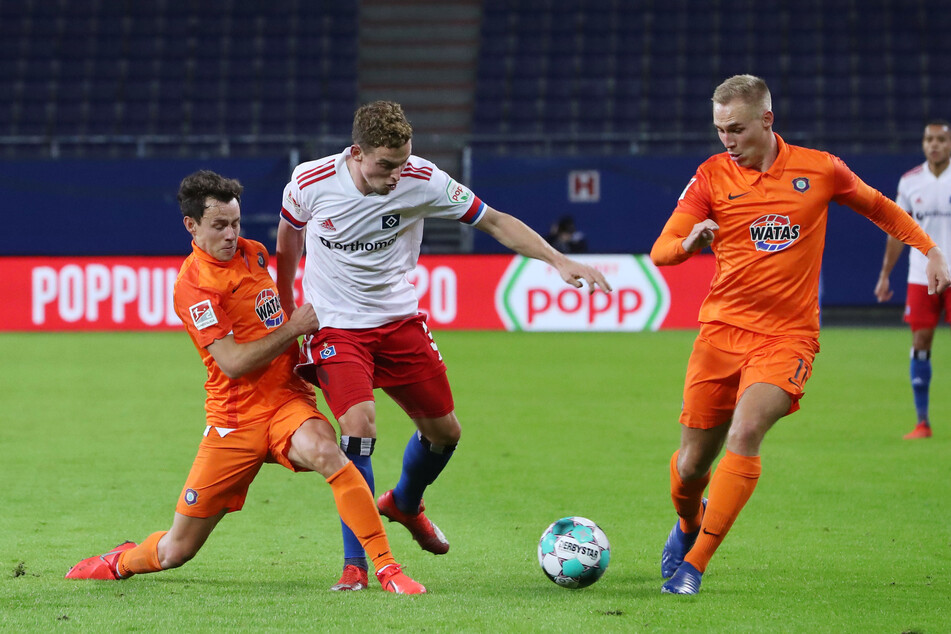 Clemens Fandrich (l.) versucht, dem Hamburger Moritz Heyer den Ball abzujagen. Aue Mittelfeldmann stand in der Partie zum ersten Mal in dieser Saison von Beginn an auf dem Platz.