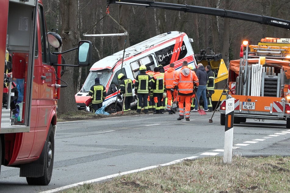Krankenwagen verunfallt auf der Bundesstraße: Patientin und Sanitäterin eingeklemmt