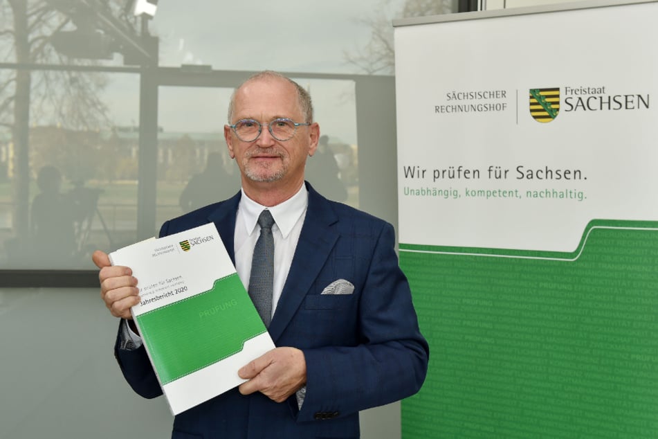 Karl-Heinz Binus (66) mit dem Bericht des Rechnungshofes für 2020.
