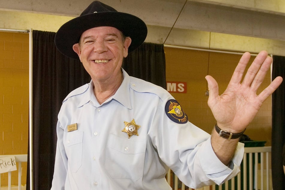 Richard "Rick" Hurst in seiner Serienverkleidung als Deputy Cletus Hogg im Jahr 2008.