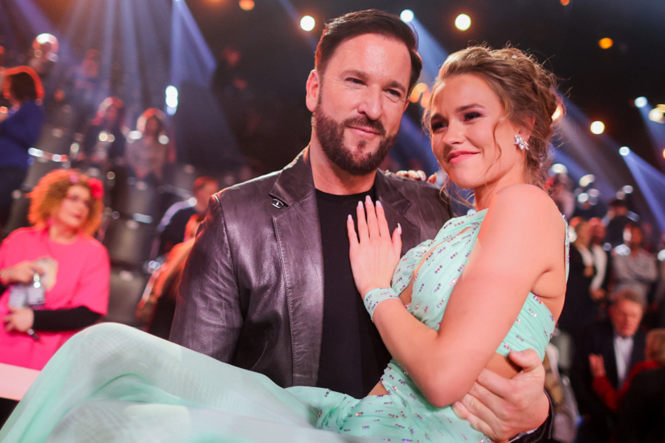 Im Jahr 2020 noch zusammen im Fernsehen zu sehen. Michael Wendler (48) trägt bei "Let's Dance" Laura Müller auf Händen.