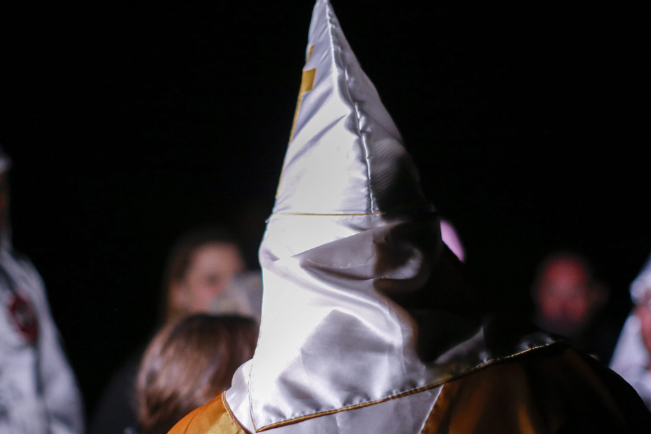 In Seehausen sind am Freitag fünf Menschen von einem Unbekannten mit Ku-Klux-Klan-Haube attackiert worden. (Symbolbild)