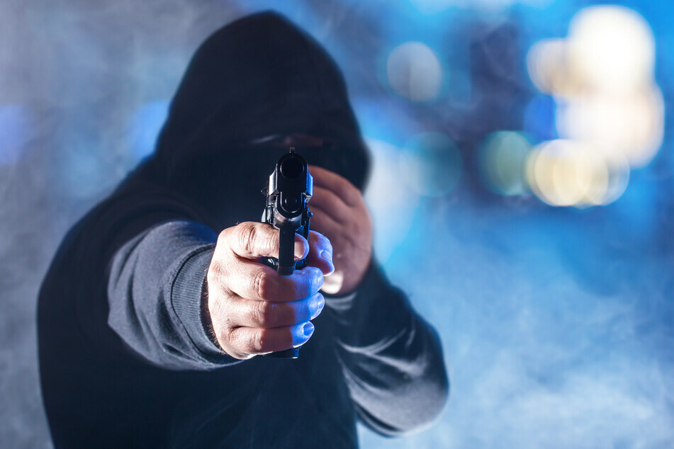 Der Mann forderte mit vorgehaltener Waffe Geld vom Tankstellen. (Symbolbild)