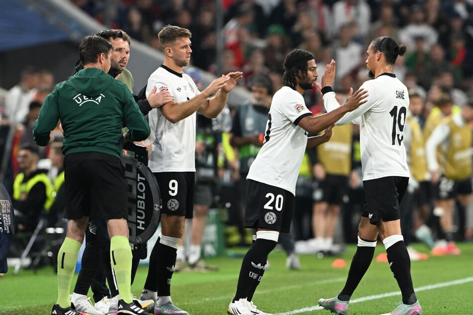 Leroy Sane (rechts) fliegt gegen Frankreich aus der deutschen Startformation.