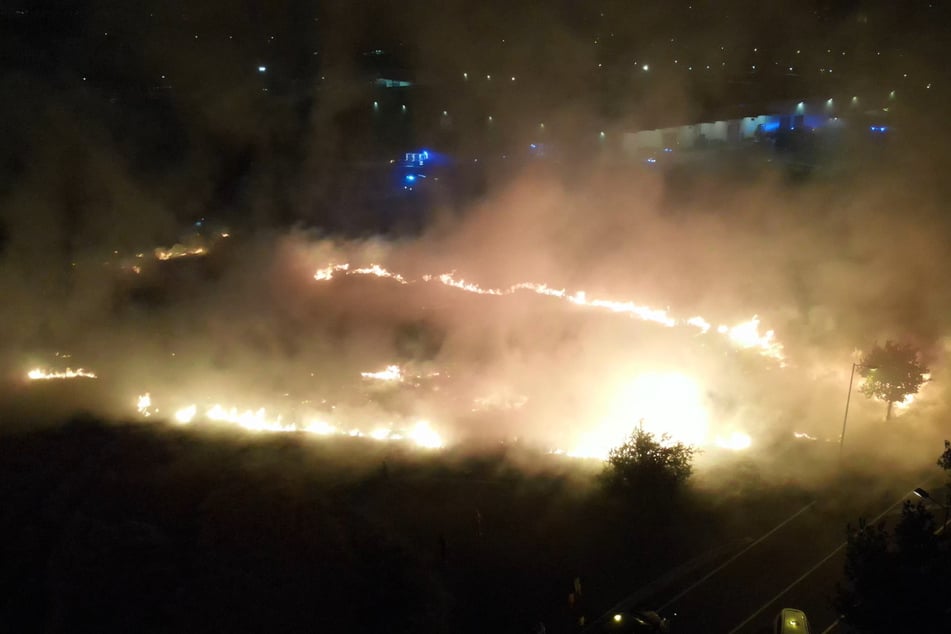 Im Stadtteil Großzschocher breitete sich ein Feuer auf 15 Hektar Feld aus.