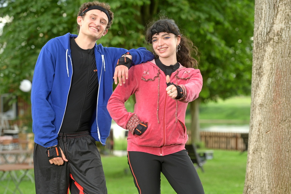 Julian Janssen (30) alias "Checker Julian" und Anna Shirin Habedank (19) bei der Mittagspause im Garten des "Gare de la Lune".