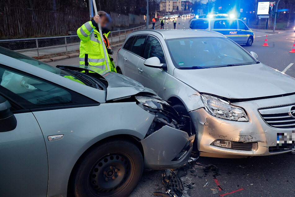 Kreuzungs-Crash in Chemnitz: Zwei Opel krachen zusammen