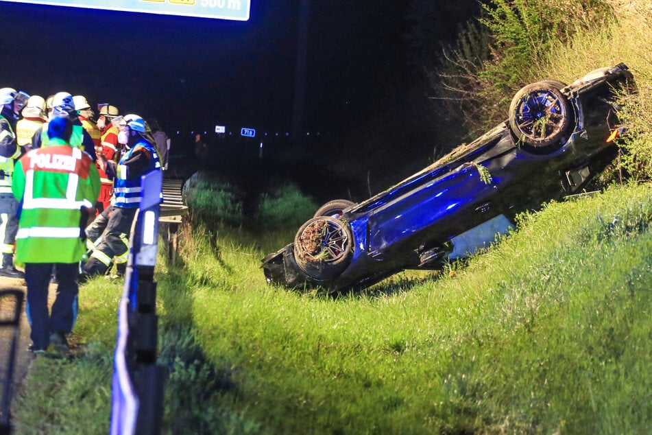 Unfall A73: Heftiger Unfall! BMW-Sportwagen kommt von Autobahn ab und überschlägt sich