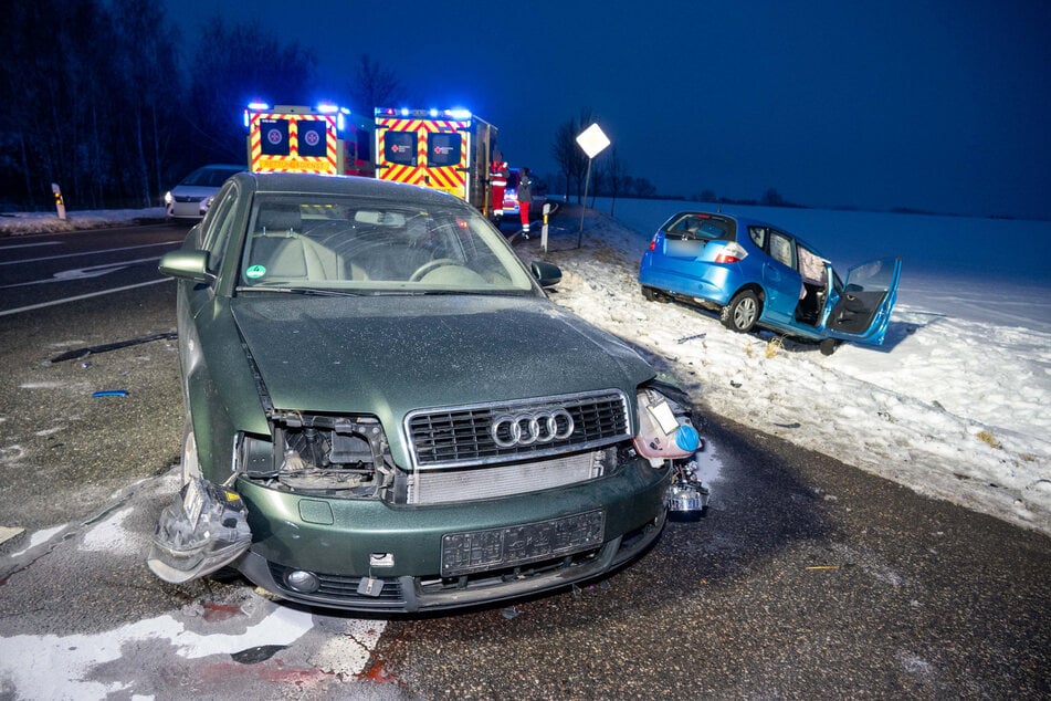 Beide Autos wurden durch den Unfall erheblich beschädigt. Die Kreuzung wurde teilweise gesperrt.