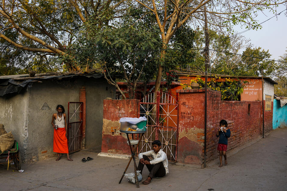 Ein indischer Lebensmittelverkäufer sitzt in den Slums von Neu-Delhi und wartet auf Kunden. (Archivbild)