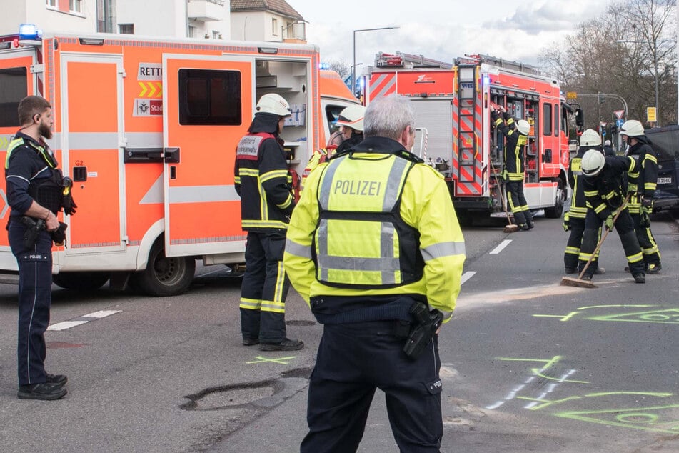 Insgesamt 36 Einsatzkräfte und 13 Wagen waren nach dem schweren Autounfall in Köln-Niehl vor Ort.