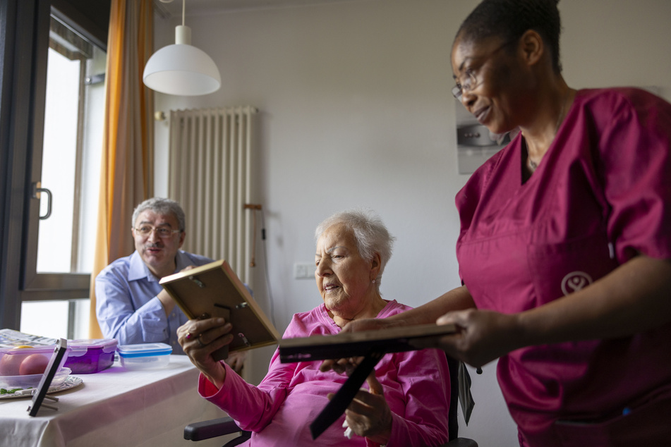 Beschäftigte in Pflegeeinrichtungen werden künftig durchschnittlich mit mindestens 20,77 Euro pro Stunde entlohnt. (Symbolbild)