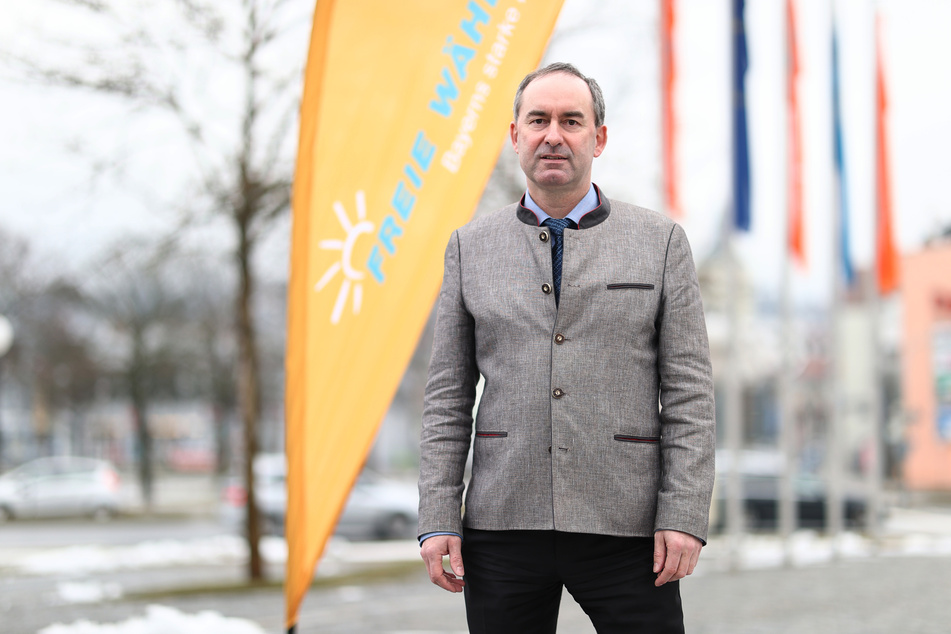 Hubert Aiwanger (50, Freie Wähler) will in der Coronavirus-Krise möglichst bald Öffnungsschritte für die Gastronomie erwirken.