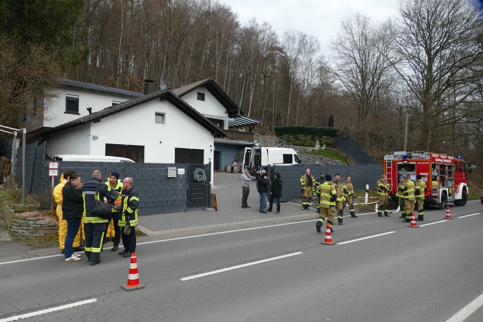 Das Wohnhaus wurde von der Polizei beschlagnahmt und weiträumig abgesperrt.