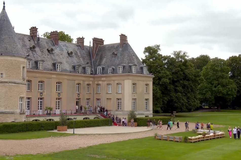 Tolle Kulisse: Die neue Prime-Show wurde im und vorm Chateau De Bertichères nordwestlich von Paris gedreht.