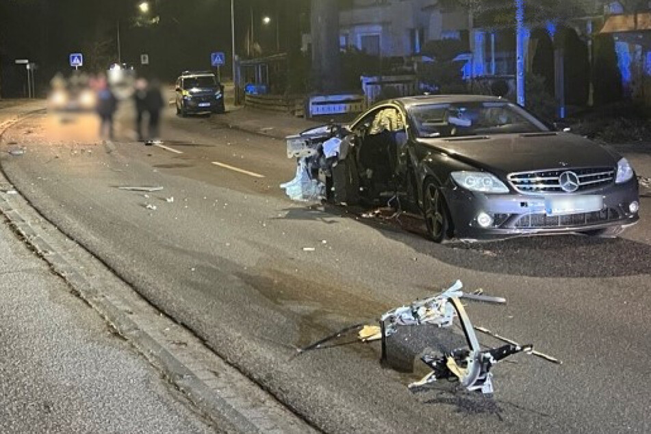 Der Fahrer ließ seinen zerstörten Mercedes-AMG am Unfallort zurück.