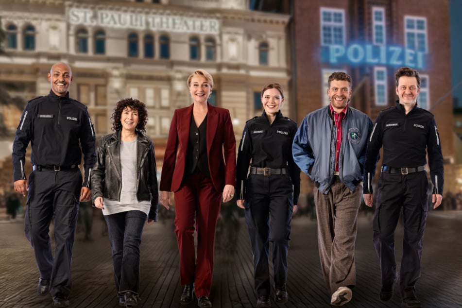 V.l.n.r.: Patrick Abozen (40), Maria Ketikidou (59), Saskia Fischer (59), Farina Flebbe (31), Enrique Fiß (32), Sven Fricke (45) spielen sich auf der Bühne selbst.