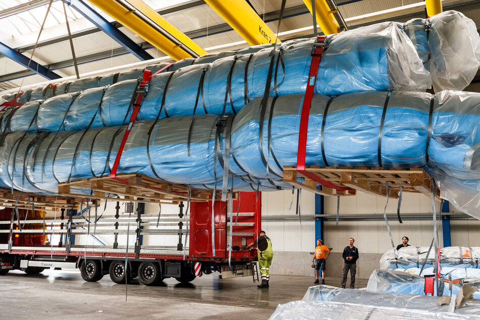 Stoffbahnen für die Verhüllung des Arc de Triomphe werden zum Transport auf einen Lastwagen verladen. Das Projekt des verstorbenen Künstlers Christo wird ab dem 18. September in Paris zu sehen sein.