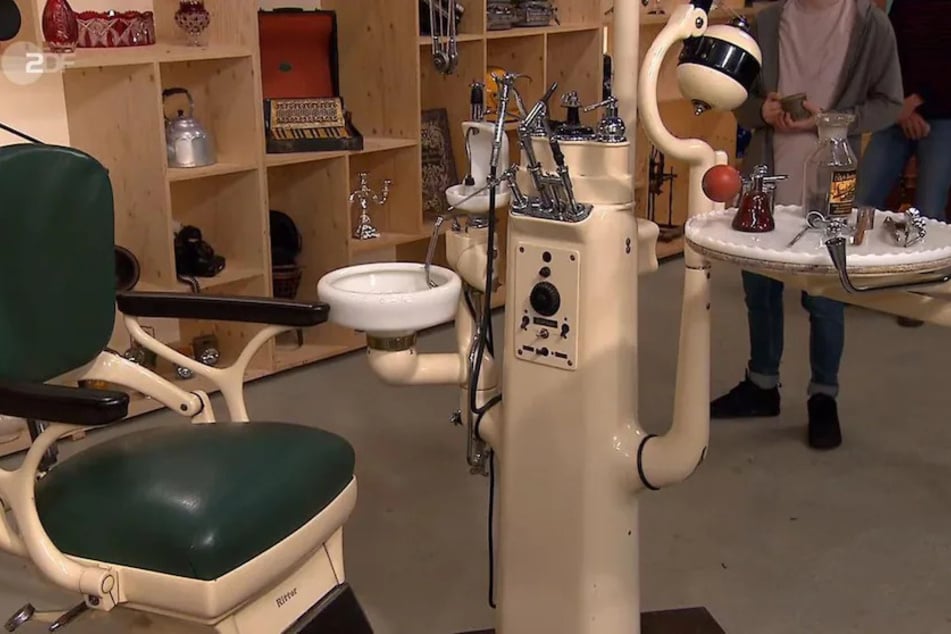 Mitgebracht hat der Verkäufer einen Zahnarztstuhl aus den 50er Jahren.
