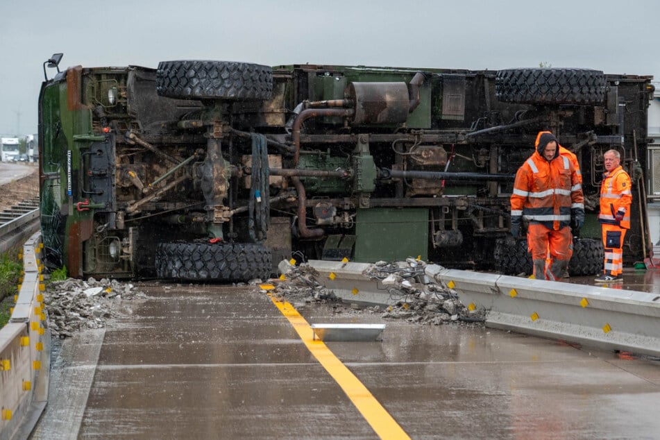 Auf der A38 bei Merseburg ist am Freitag ein ehemaliger Laster der Bundeswehr verunglückt und umgekippt. Ein Bergungsunternehmen musste ihn von der Fahrbahn räumen.