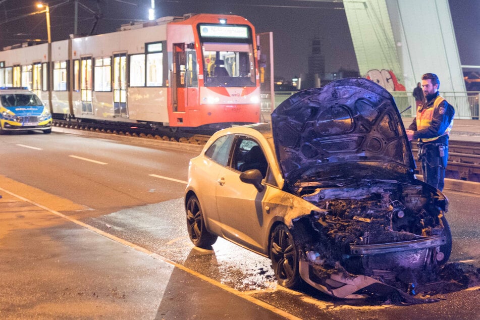 Auto brennt auf Kölner Severinsbrücke! 22-Jähriger schwer verletzt