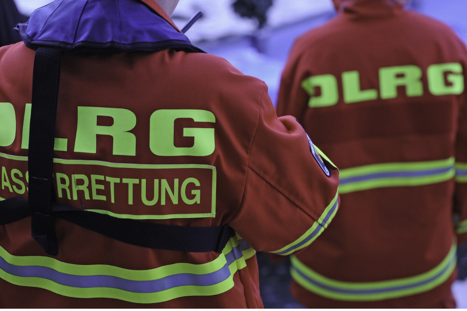 Rettungstaucher fanden das Mädchen leblos unter der Wasseroberfläche. Es starb später im Krankenhaus. (Symbolbild)
